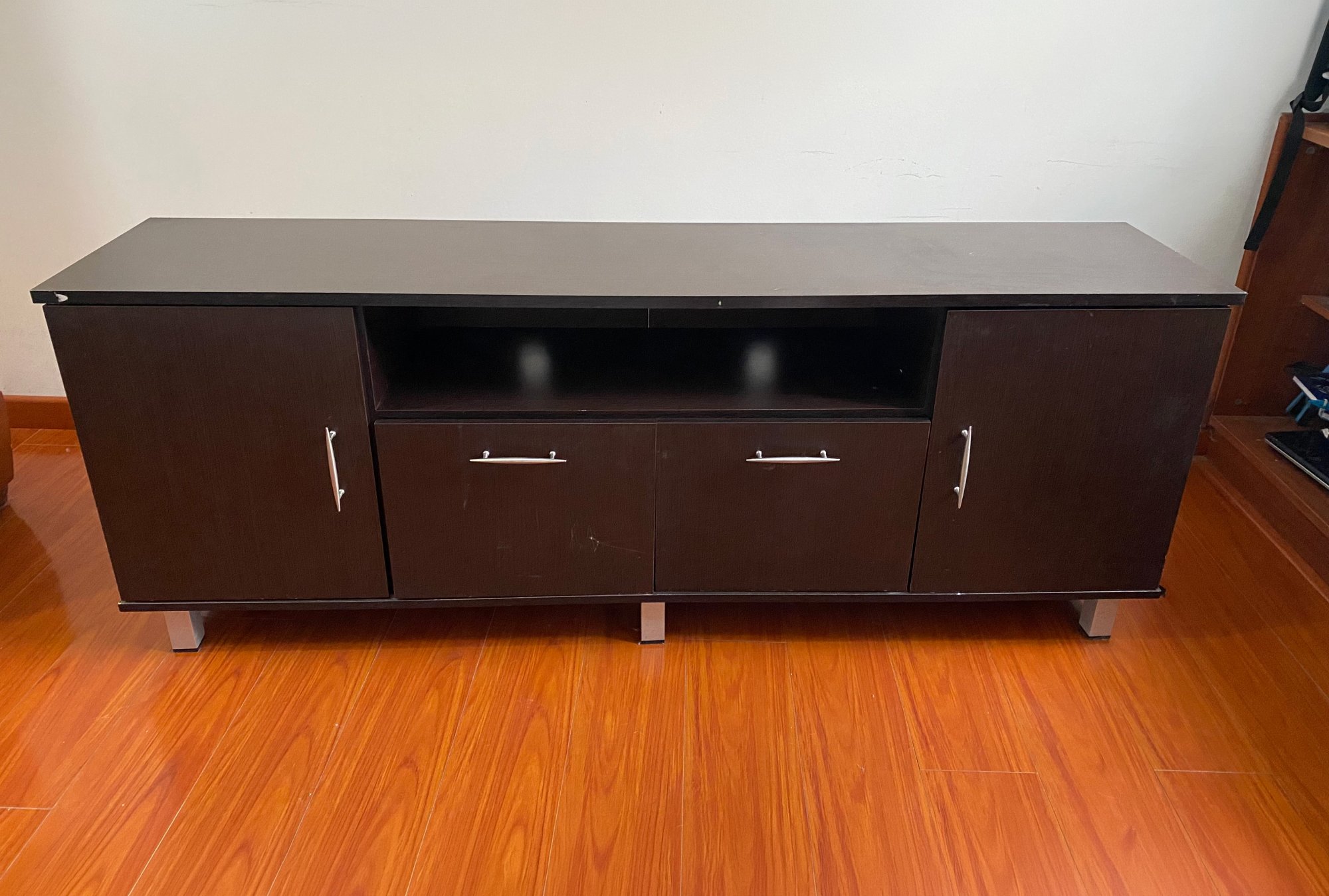 Mesa para tv Inval MTV-8419, 60 pulgadas, color espresso-wengué.