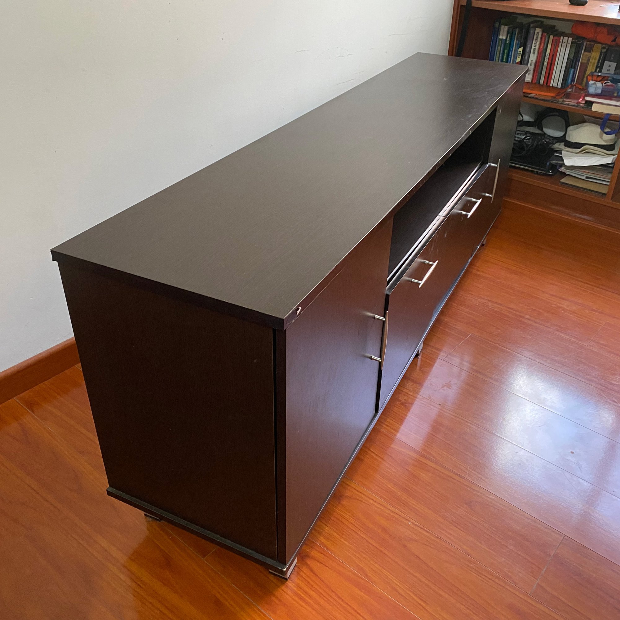 Mesa para tv Inval MTV-8419, 60 pulgadas, color espresso-wengué. 3
